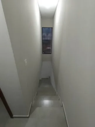 Imagem Terreno com 2 Sobrados, meio lote, com suíte