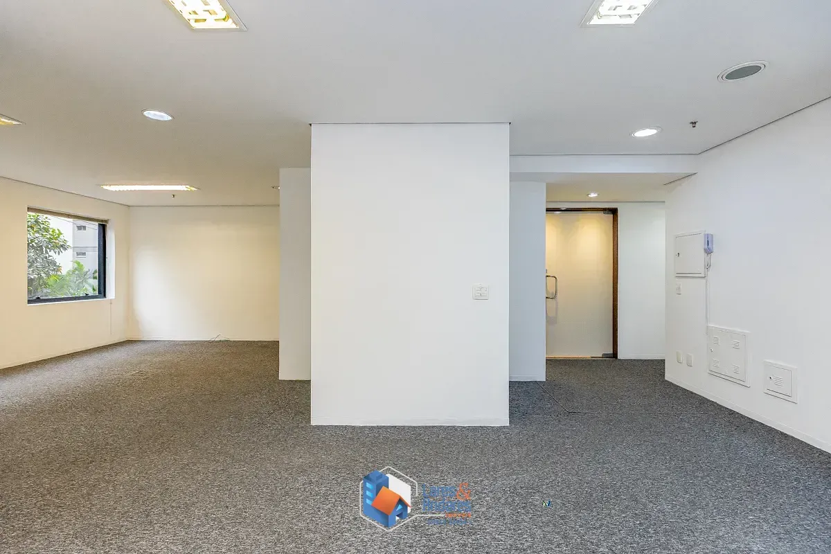 Imagem Conjunto comercial para venda em Cerqueira César, 90m²