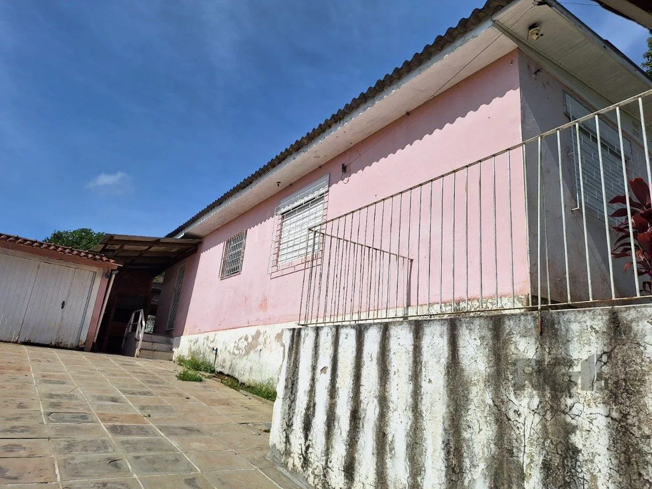 Imagem Terreno com casa com 3 quartos, vaga de garagem, no bairro Ipanema, Porto Alegre/RS