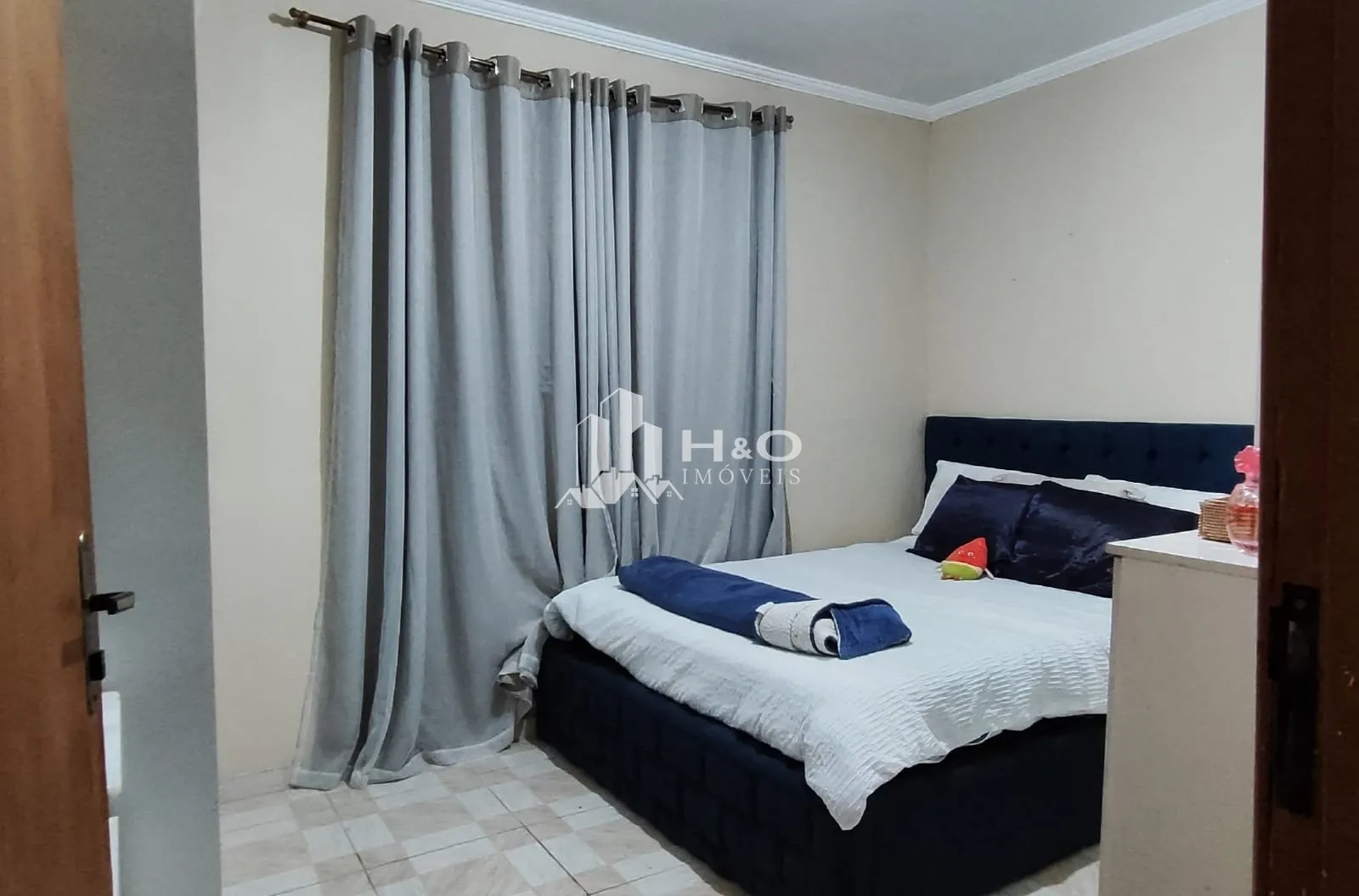 Imagem Sobrado à Venda com 4 Dormitórios no Parque Maria Luiza - Amplo Quintal e Ótima Localização