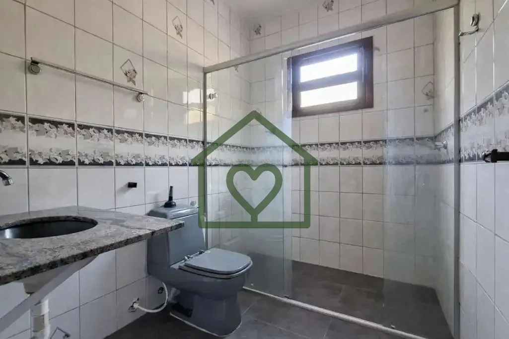 Imagem Casa residencial com 3 dormitórios, sendo 1 suíte. Um dos dormitórios conta com móveis planejado...