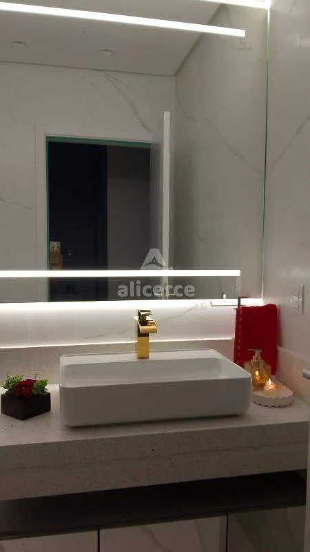 Imagem Casa de Alto Padrão com Fundos para o Lago - 3 Dormitórios I 1 Suíte I 2 Vagas de Garagem - em Acqua Condomínio Clube, Deltaville - Biguaçu/SC