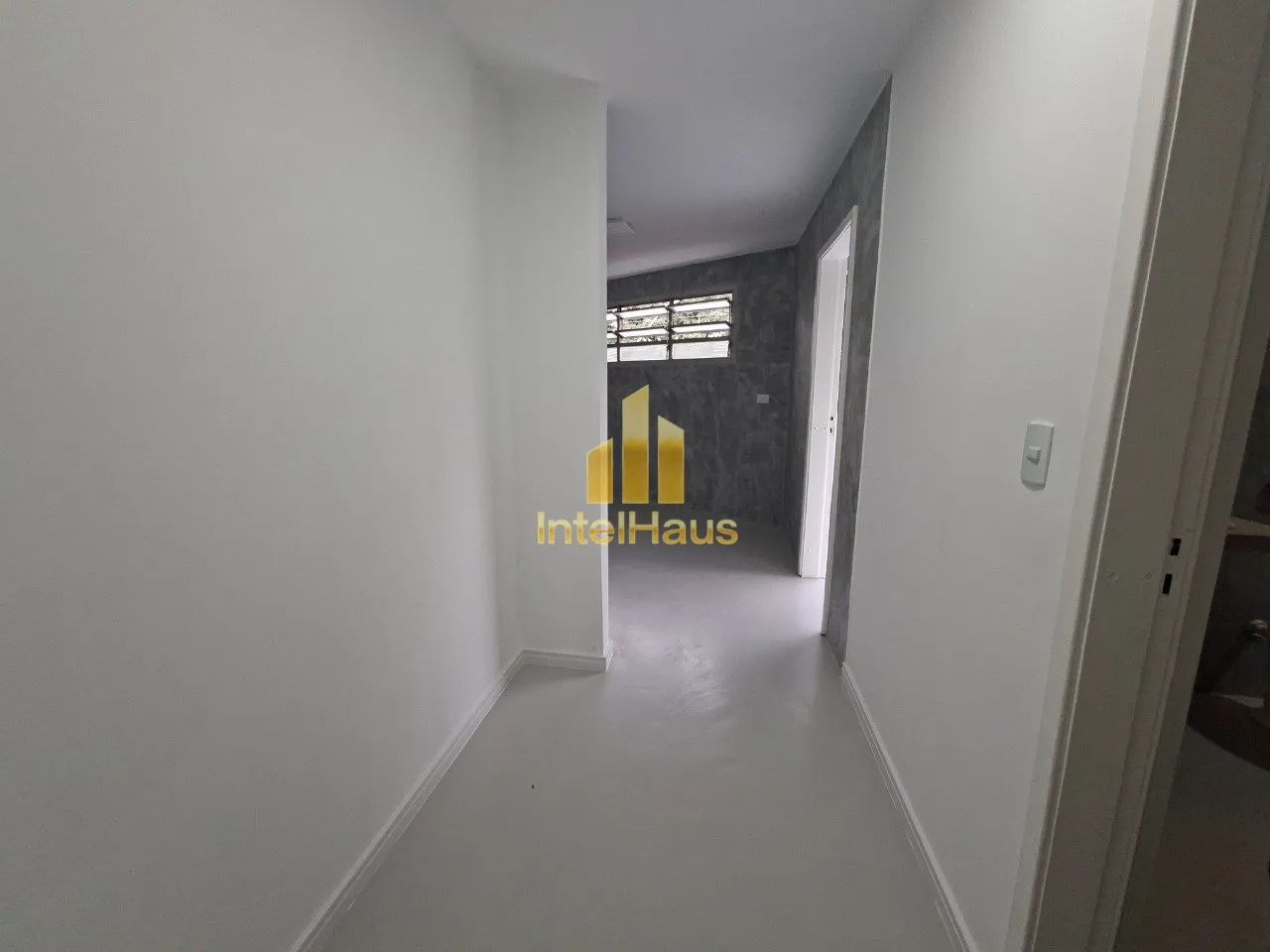 Imagem Apresentamos este excelente apartamento de frente no primeiro andar do Edifício Jalu. Situado na Ru...