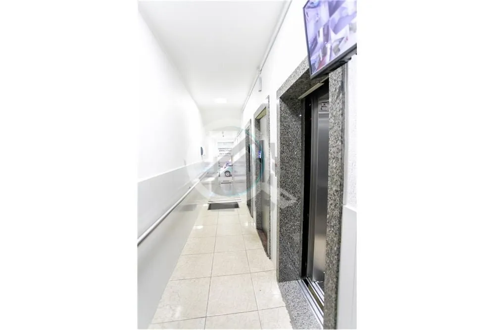 Imagem Descubra a combinação perfeita de praticidade e tranquilidade nesta sala comercial localizada no c...