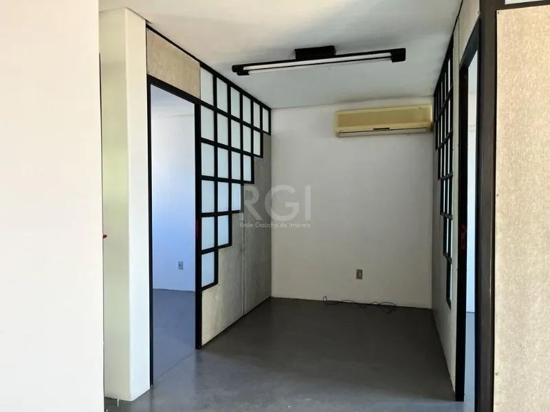 Imagem MÁFFER IMÓVEIS ALUGA - SALA COMERCIAL com 98 m² de área privativa, localizada em uma das avenidas mais estratégicas do bairro Floresta, com fácil acesso às principais vias, BRs e ao Aeroporto Salgado Filho.