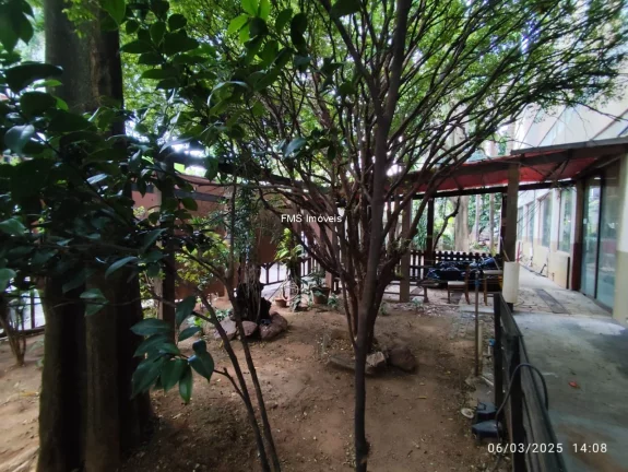 Imagem Galpão Comercial para Locação em São Paulo-SP, Bairro Campos Elíseos: 2 Banheiros, 700m² de Área!