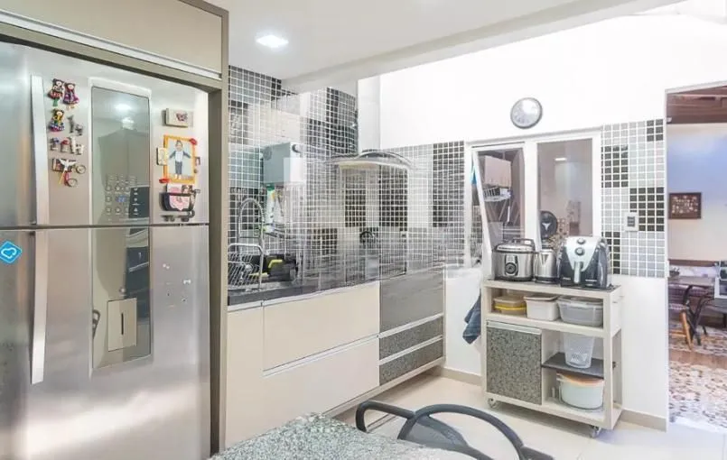 Imagem Linda casa com 3 dormitórios, sendo 1 Suíte, Sala Ampla no Condomínio de Ótima Localização