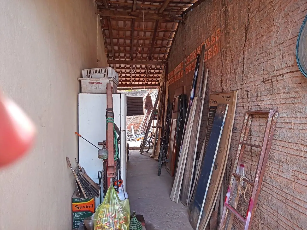 Imagem Casa 2 quartos, e espaço Comercial anexo. Terreno amplo com quintal.