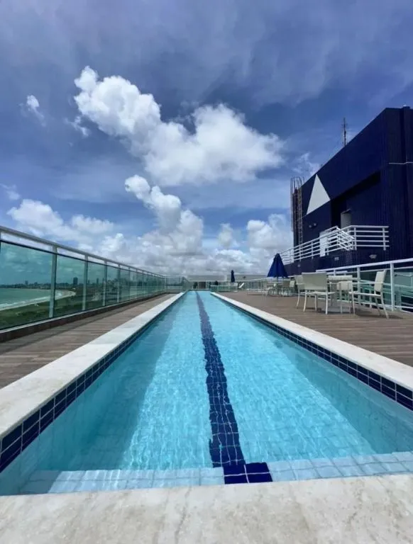 Imagem Apartamento com 2 quartos e suíte a 90m da praia de Intermares. Rooftop com piscina e excelente opção para investir.