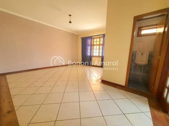 Imagem Ampla casa térrea para locação, com 3 dormitórios sendo 1 suíte, armários embutidos e ventilad...
