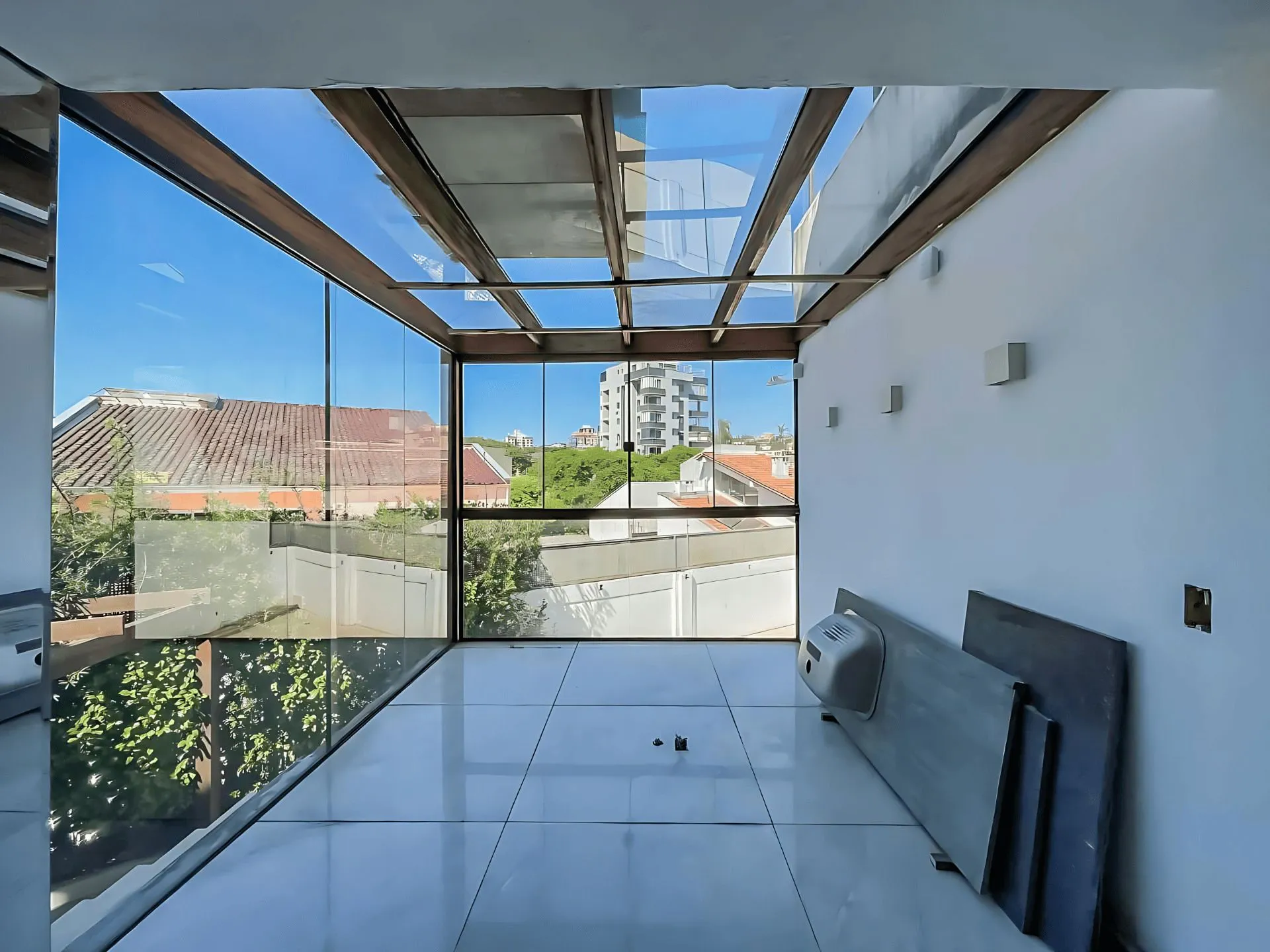 Imagem Casa Reformada com Piscina, 370m², 2 Suítes com Closet no Três Figueiras - POA