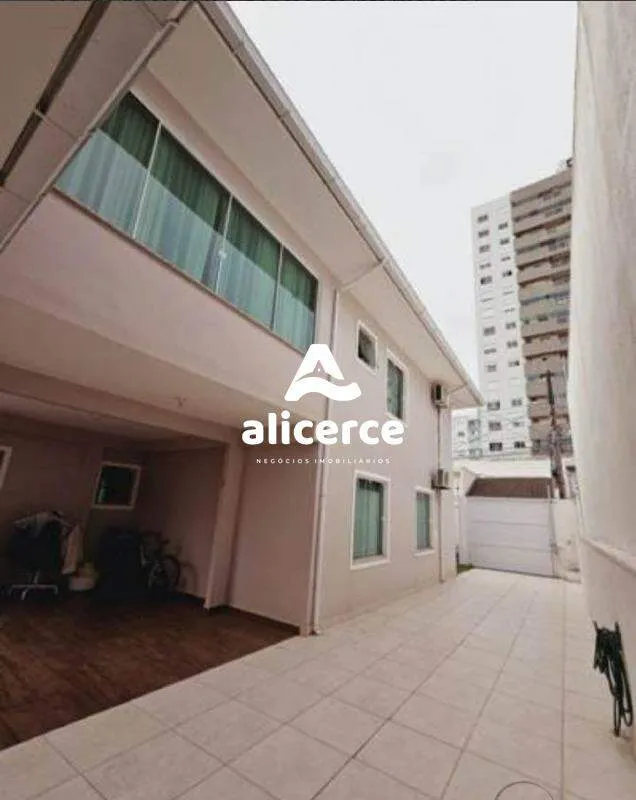 Imagem Casa Alto `Padrão a 1 quadra da Beira-Mar Continental | 3 Dormitórios I 4 Vagas de Garagens I Piscina no bairro Estreito - Florianópolis/SC