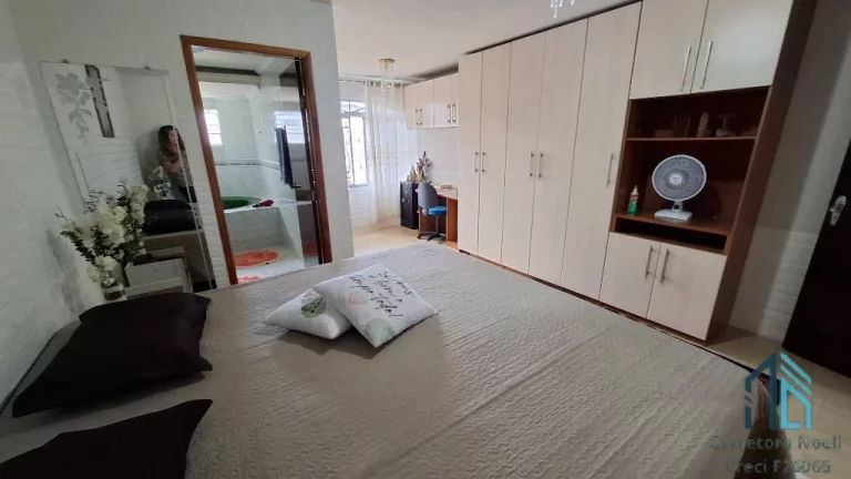 Imagem Casa, terreno com duas casas, 05 quartos c/suíte, área gourmet, no Capão Raso em Curitiba PR