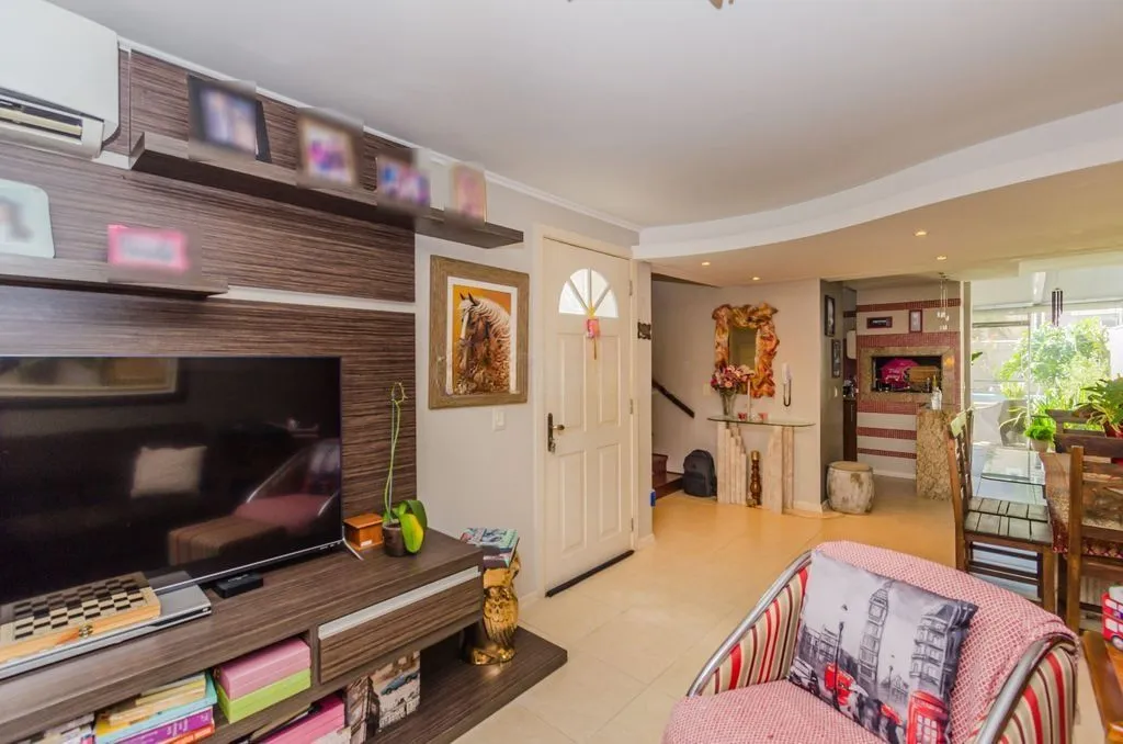 Imagem Casa em Condomínio 4 Dormitórios com Suíte no Lindoia - Porto Alegre