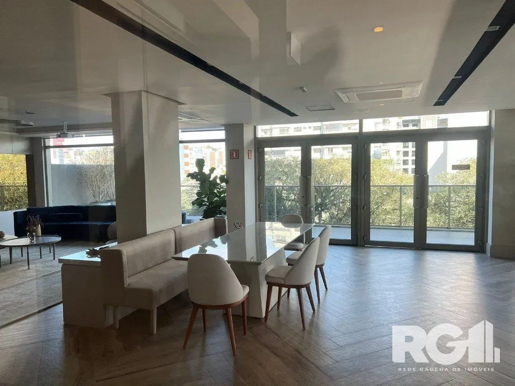 Imagem Apartamento com 143 m² privativos, possui 3 suítes, (sendo 1 máster), living, cozinha, dependência de empregada, lavabo, 143 m² de área privativa, 2 vagas de garagem.