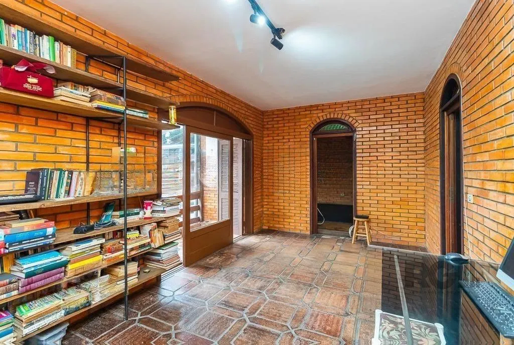 Imagem Casa de 245m² com 5 dormitórios no bairro Sarandi