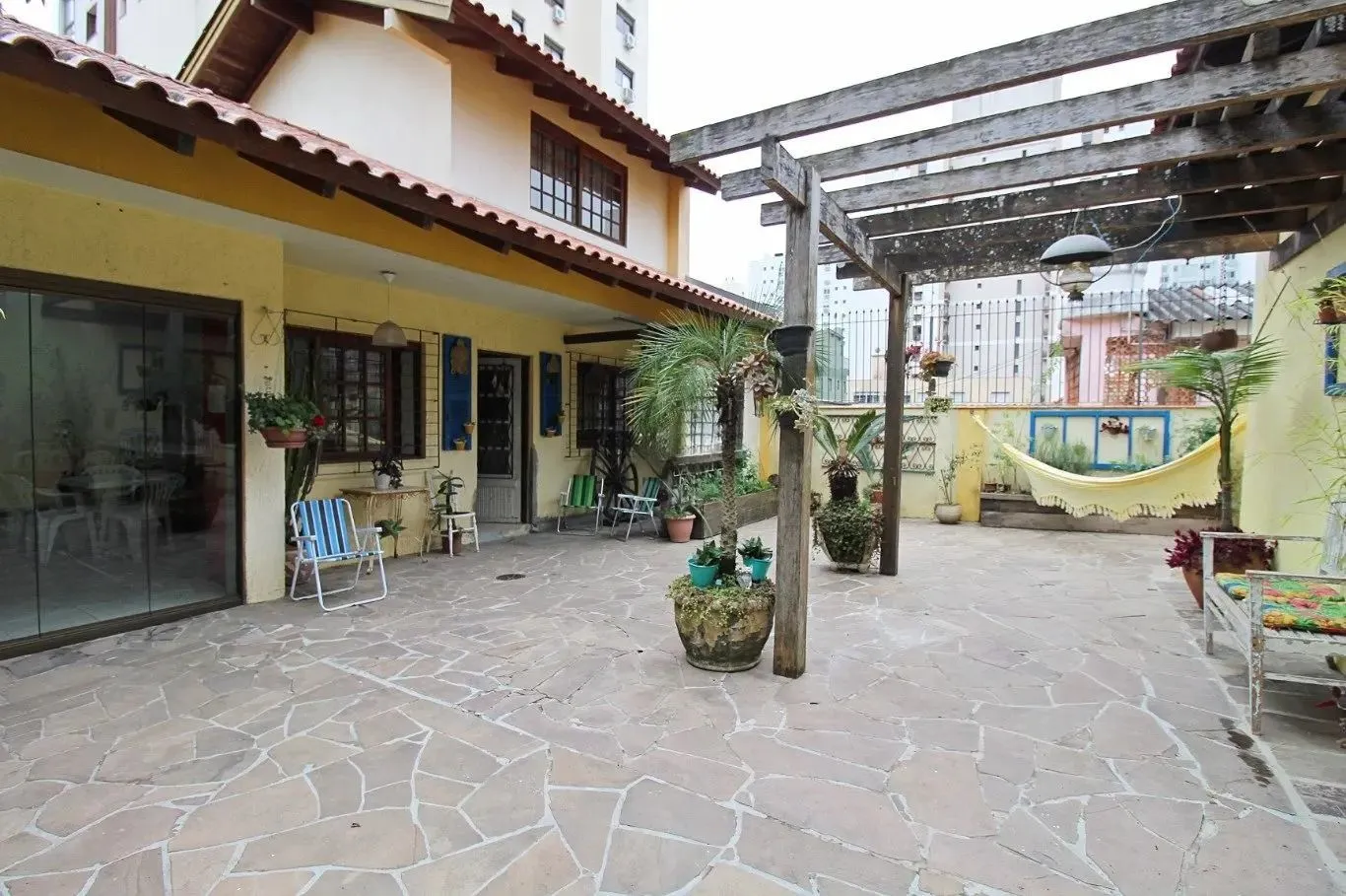 Imagem Casa térrea com edícula e salão de festas próximo ao Iguatemi