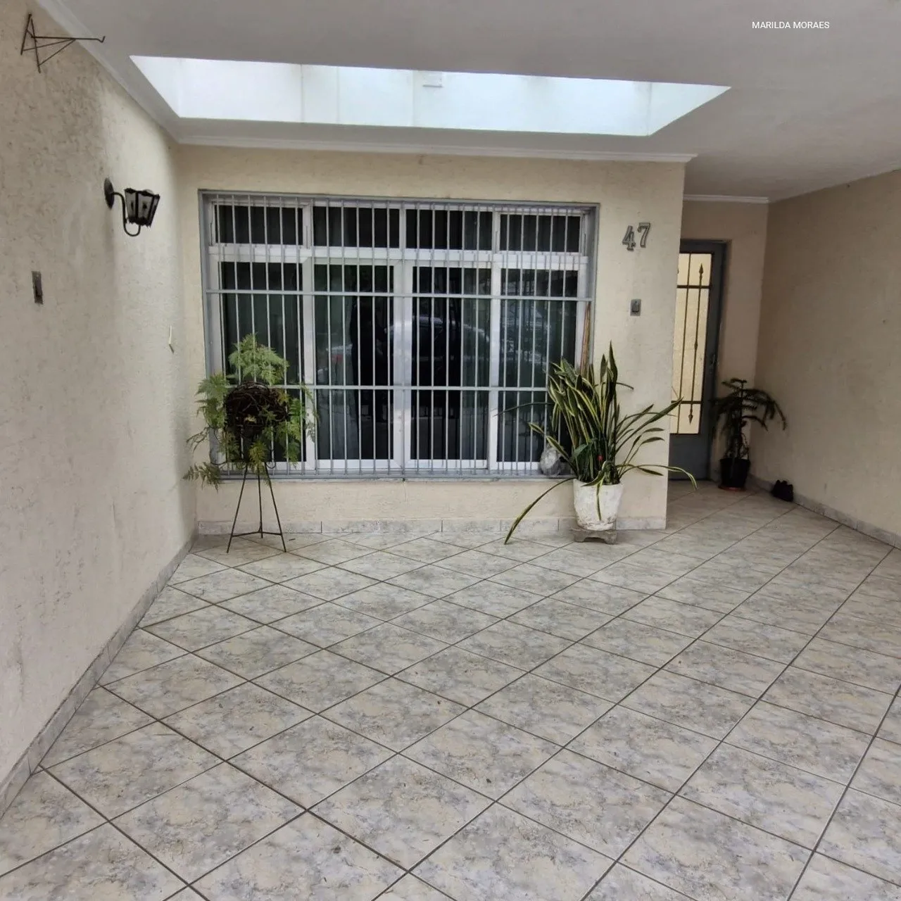 Casa confortável de 2 dormitórios, 2 banheiros, sala para dois ambientes, com entrada lateral e va...