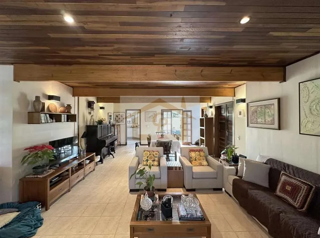 Imagem Rústica, avarandada, Mista alvenaria e madeira de lei, 3 dorms/1ste, gourmet, lareira!