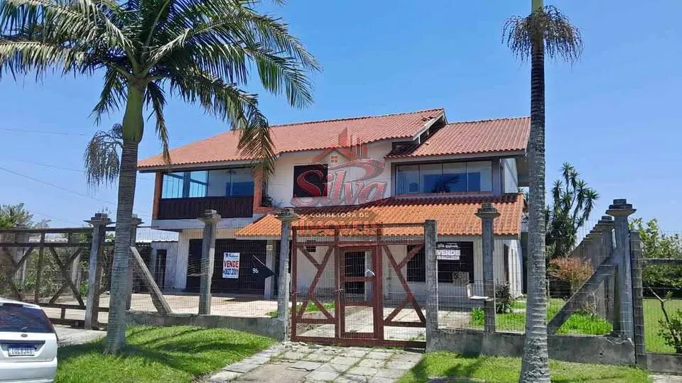 C91 | Sobrado 6 dormitórios com 2 suítes na região central