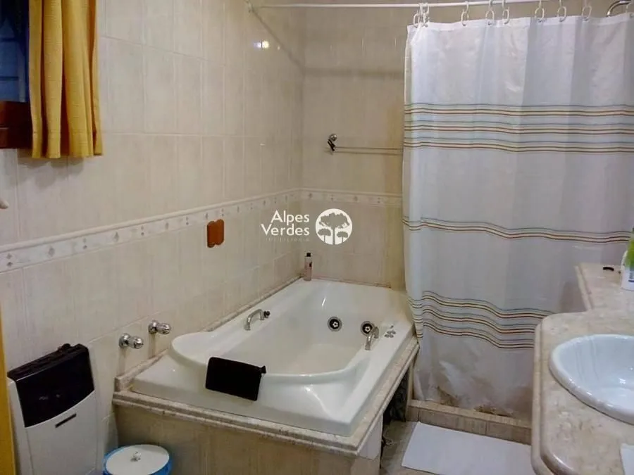 Imagem Vende-se Casa em Condominio com 3 suites a 5 minutos da Rua Coberta