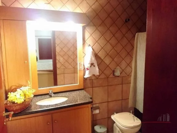 Imagem Cobertura com 4 dormitórios, sendo 1 suíte, sala de estar, água quente, ar condicionado, moveis p...