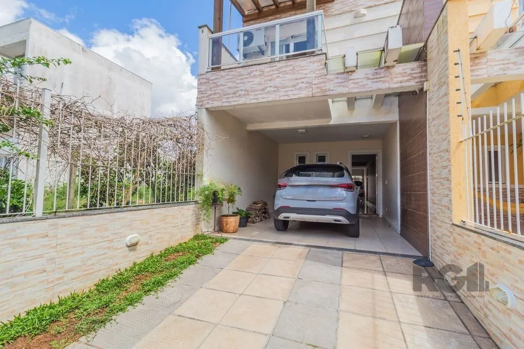 Imagem Casa de 3 dormitórios no bairro Guarujá