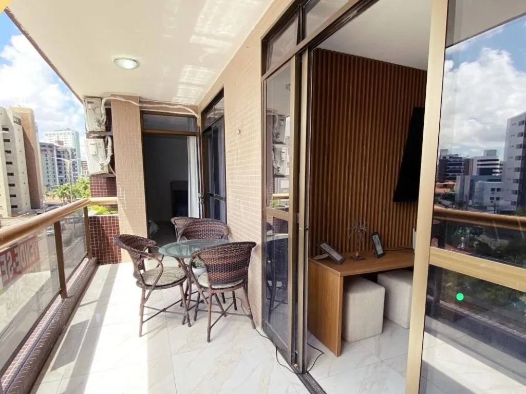 Imagem Apartamento de 120m² no Bessa, 4 quartos com suíte, sala em L, condomínio com elevador e portaria, perto da praia.