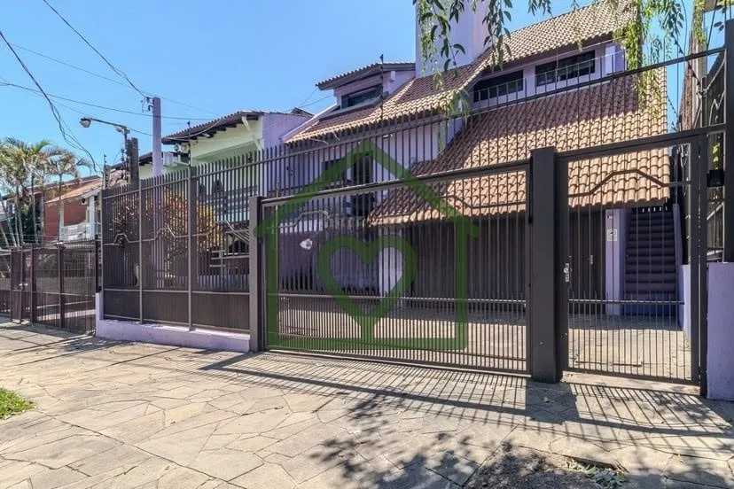 Imagem Casa de dois pavimentos com 3 dormitórios, sendo 1 suíte. No pavimento superior, conta com dois do...