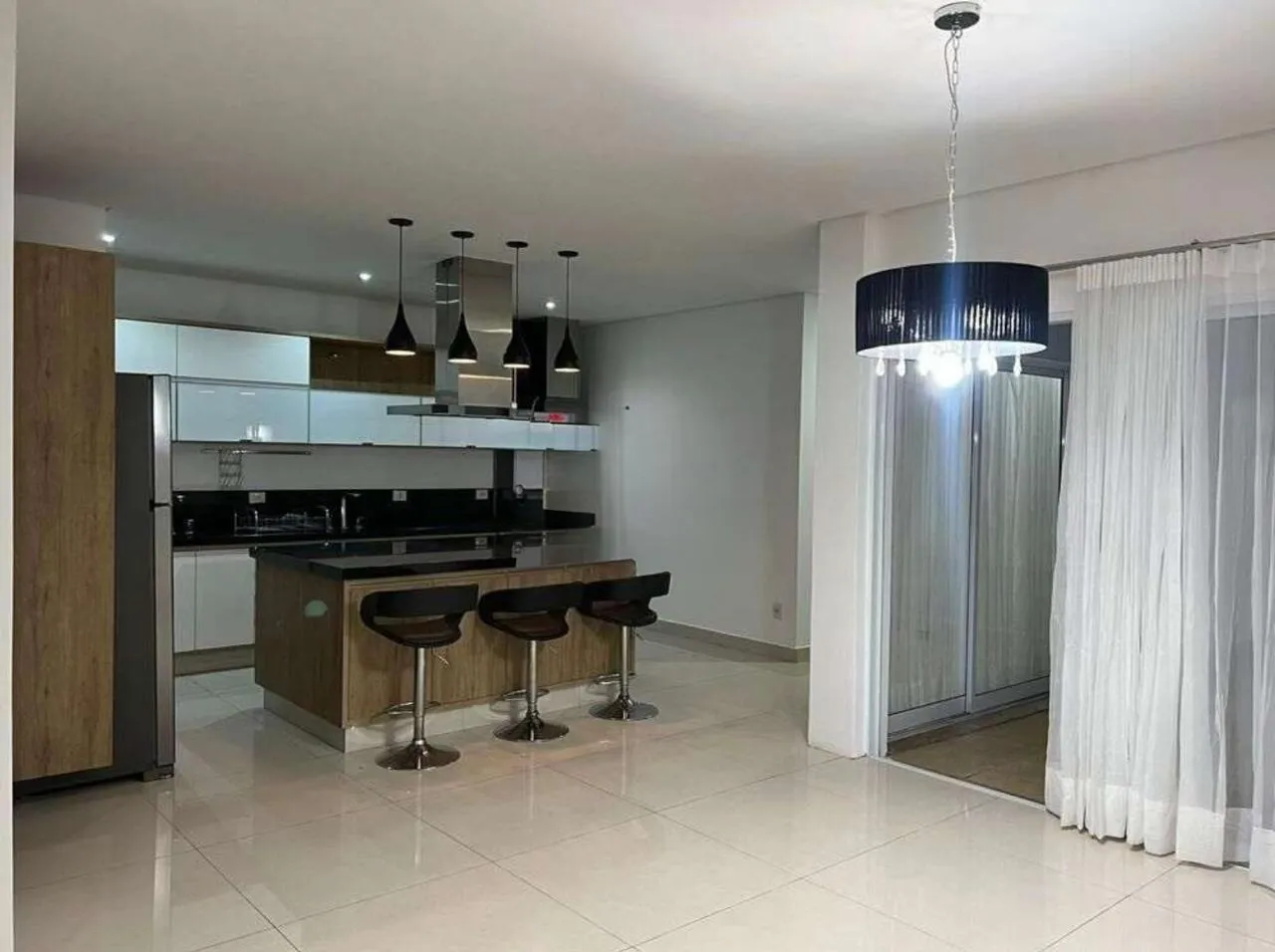 Imagem Excelente oportunidade de locação: Casa em condomínio de 3 quartos, 3 suítes, 4 salas, 4 vagas na cidade de Sorocaba-SP, bairro Iporanga