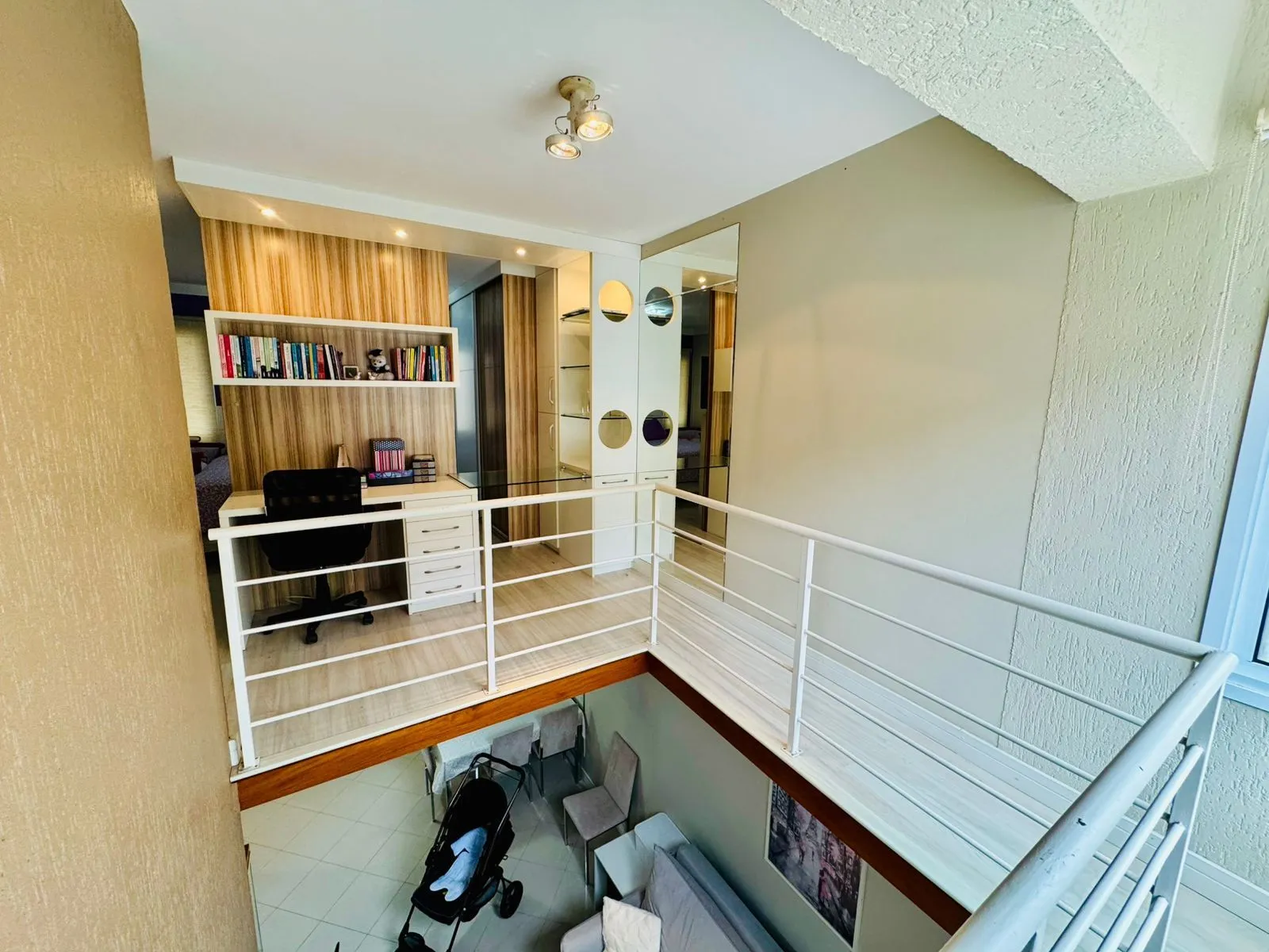 Imagem Duplex na Bela Vista, 2 dormitórios com espaço para home office, lareira e 2 vagas