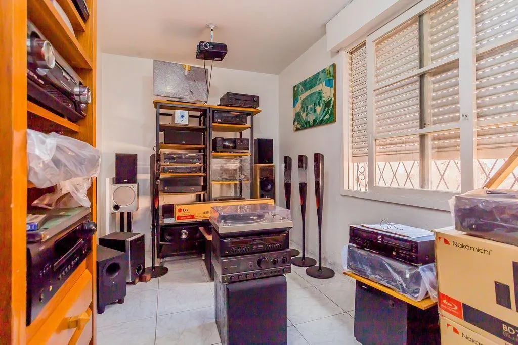 Imagem Casa de 6 dormitórios à venda No Bairro Jardim do Salso - Porto Alegre