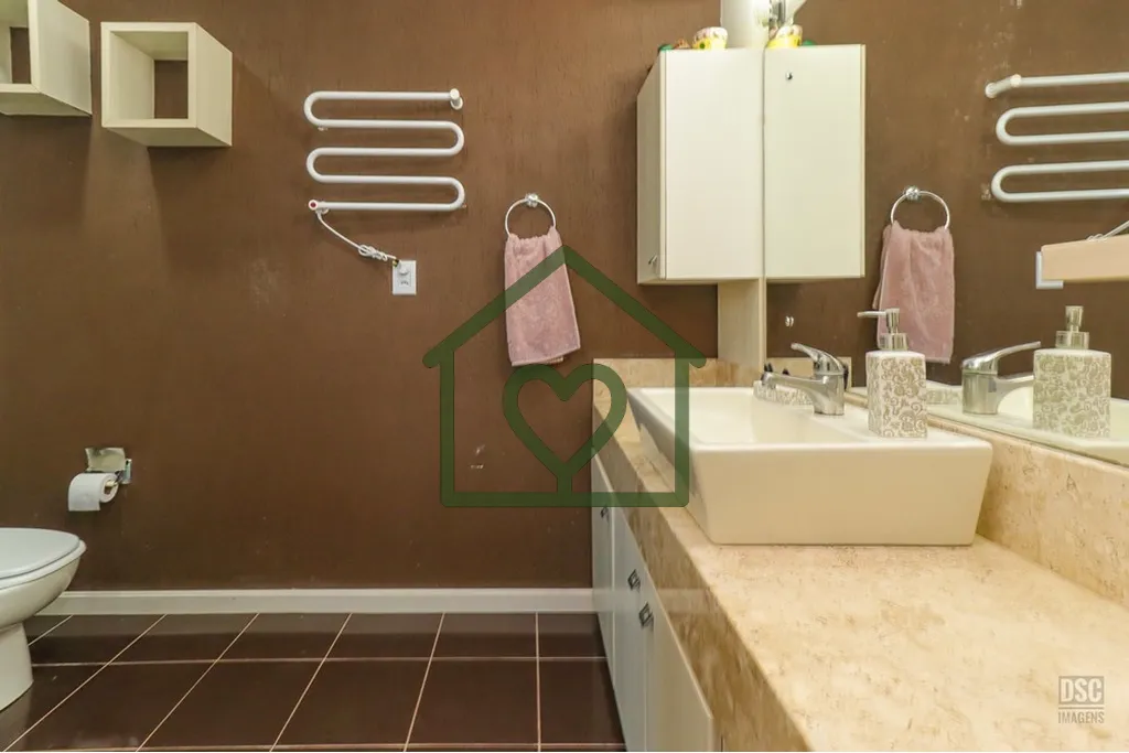 Imagem Descubra o luxo e conforto desta magnífica casa de 4 quartos e 6 banheiros, localizada na Tristeza....