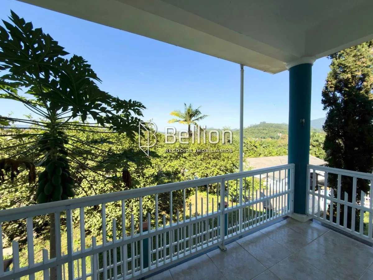 Imagem Casa semi mobiliada, com amplo terreno e piscina no Centro de Rio dos Cedros