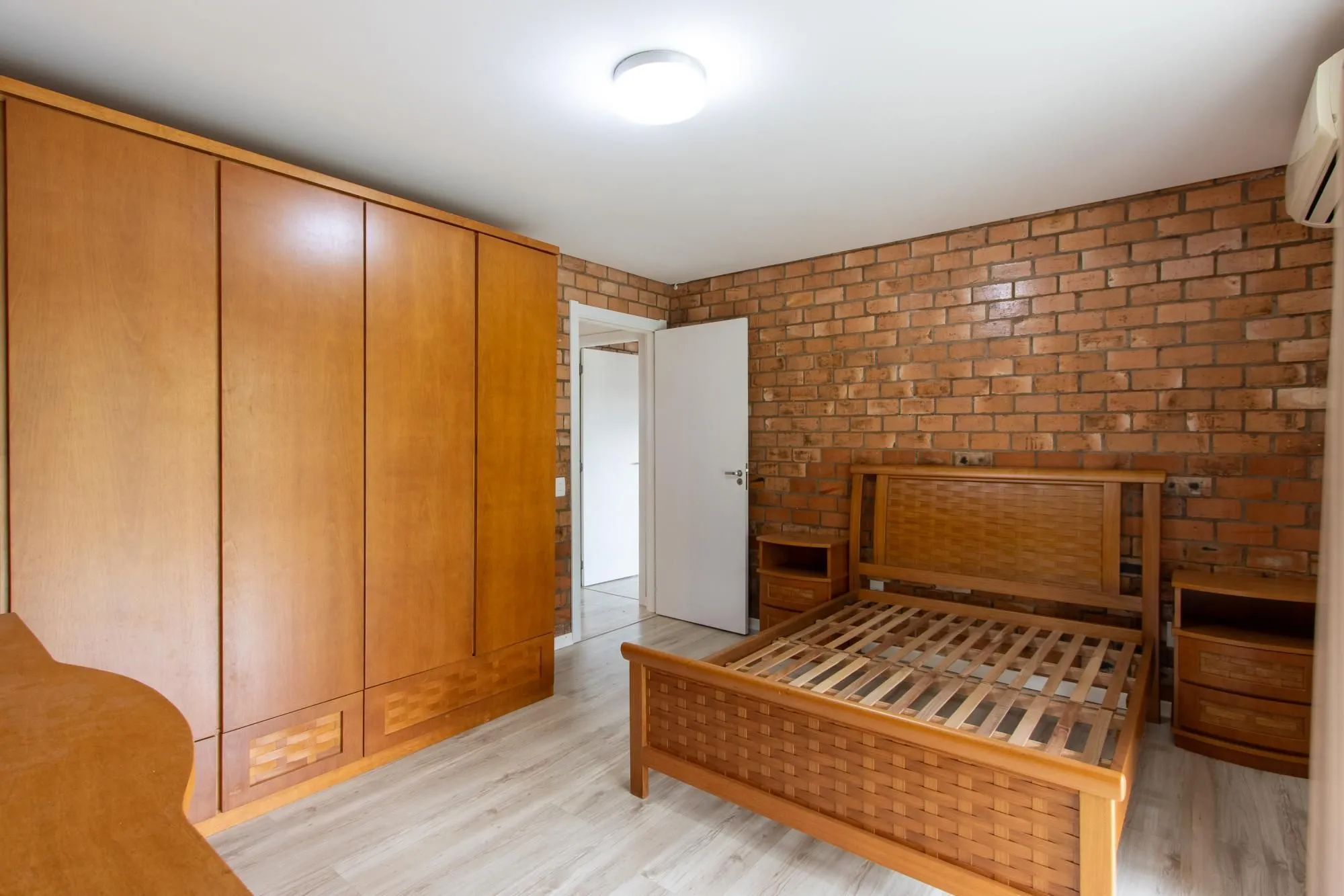 Imagem Casa de alvenaria, com 3 dormitórios, 1 suíte, living, cozinha, lavanderia, churrasqueira, banheiro social, pátio e 4 vagas de garagem.