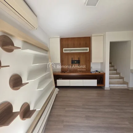 Imagem Localizada em um ambiente tranquilo, com apenas 59 residências, esta aconchegante e charmosa casa e...