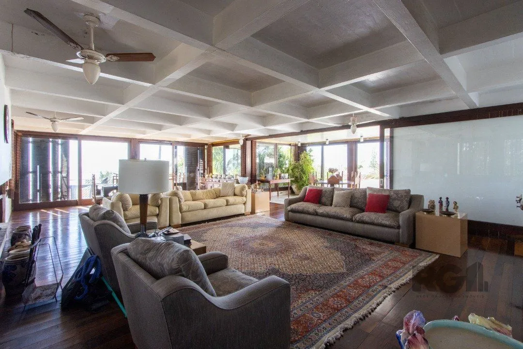 Imagem Casa com 724 m² privativos, 4 dormitórios sendo 4 suítes, 6 vagas sendo 3 cobertas