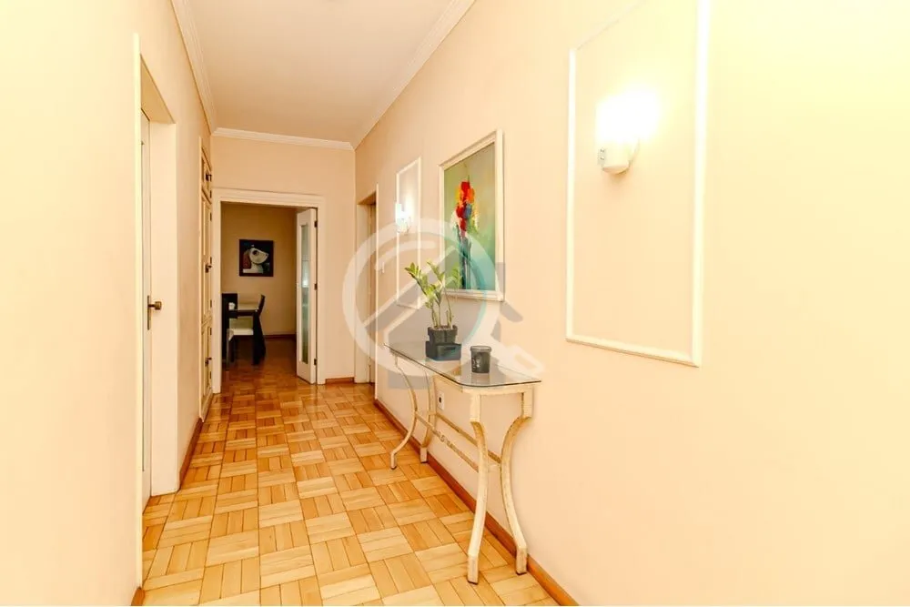 Apartamento espaçoso com 3 dormitórios, um suíte com sacada, living com 2 ambientes, banheiro soc...