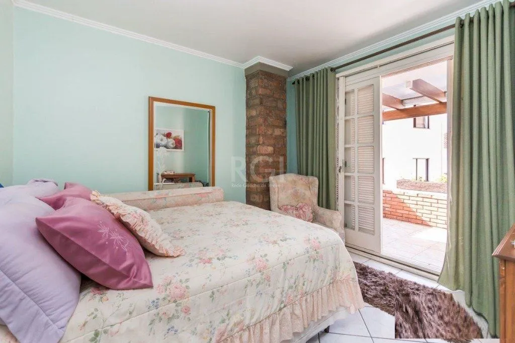 Imagem Casa para Venda - 258m², 3 dormitórios, sendo 1 suites, 4 vagas - Teresópolis