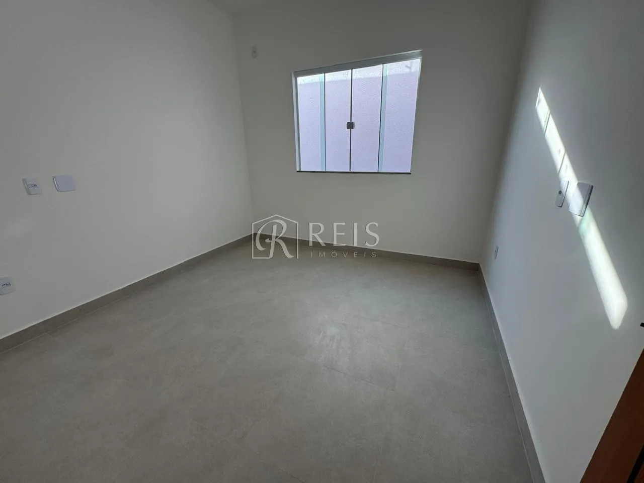 Imagem Casa para Venda em Rio das Ostras, Village Rio das Ostras, 3 dormitórios, 1 suíte, 2 banheiros, 2 vagas