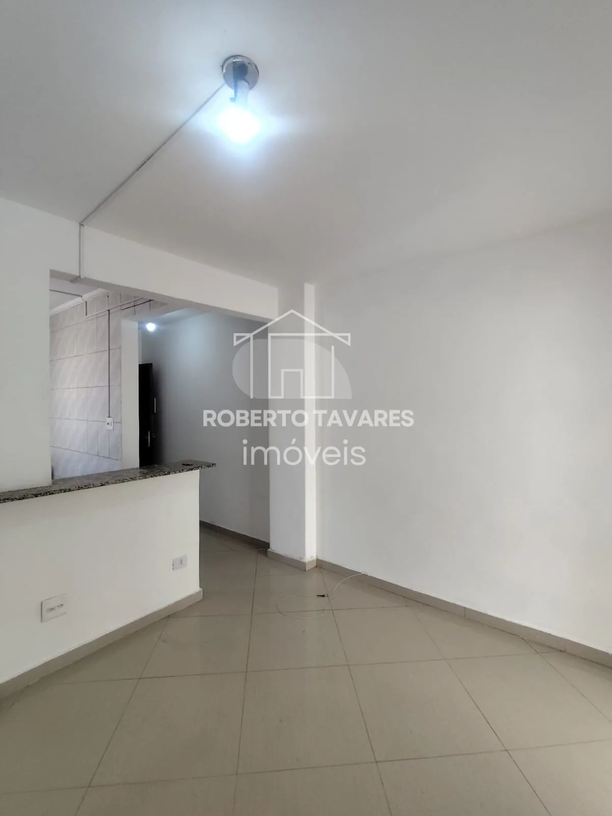 Imagem Apartamento de 64m² com 2 dormitórios, 2 banheiros, sem suíte, localizado no último andar do edifício. Cozinha americana integrada à sala.