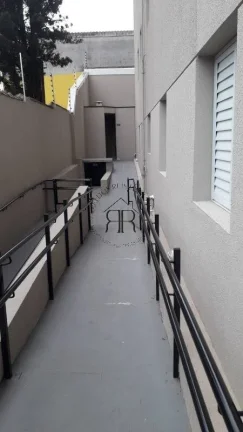 Imagem Imóvel seminovo Prédio de torre única, com amplo hall, 3 apartamentos por andar, elevadores amplo...