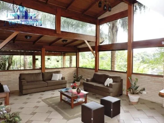 Imagem Casa na Granja Viana com muito espaço em rua tranquila
 Casa com pé direito alto, amplas varandas,...