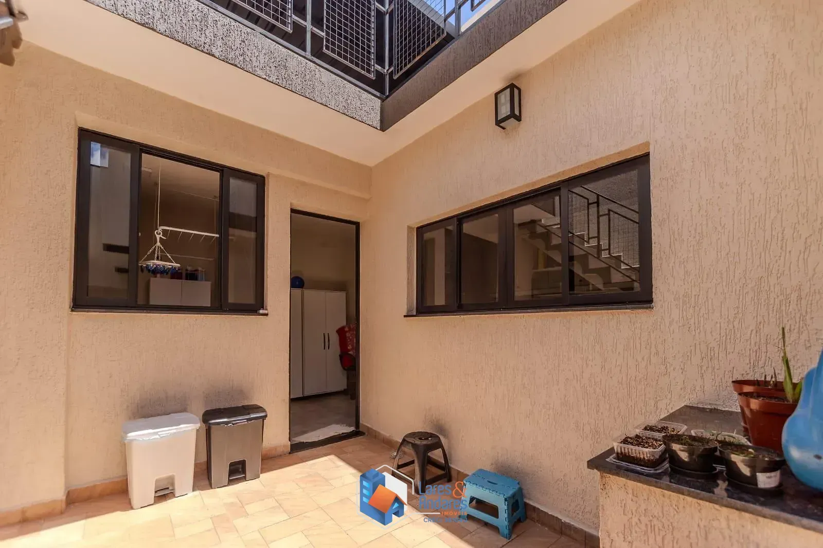 Imagem À VENDA, IMPERDÍVEL! SOBRADO REFORMADO NÃO GEMINADO COM 3 DORMS, SUÍTE, QUINTAL, ENERGIA SOLAR E EXCELENTE LOCALIZAÇÃO!