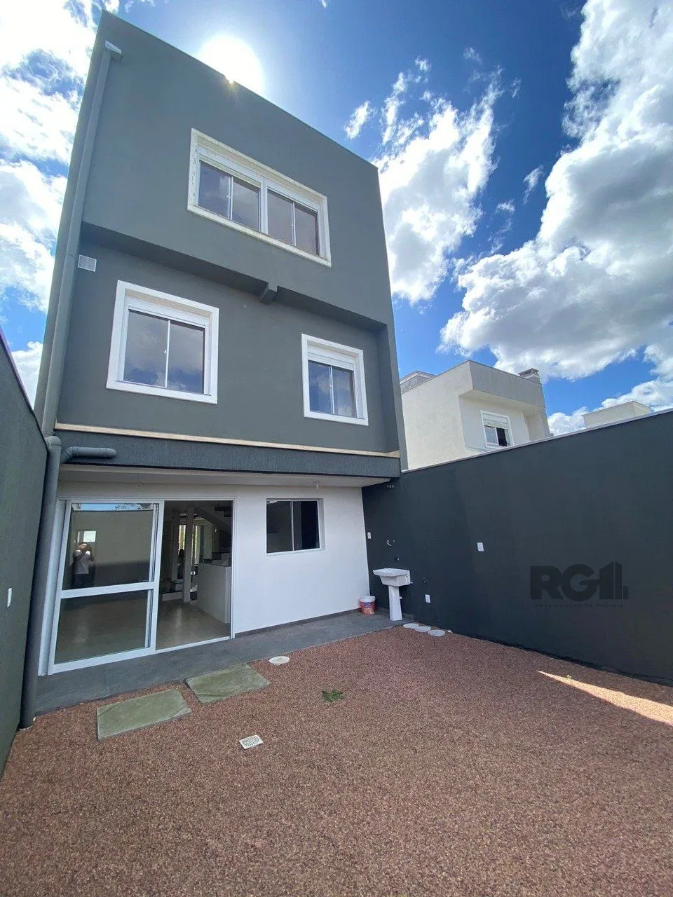 Imagem Casa com 03 Dormitórios / Amplo Terraço e Pátio