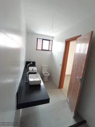 Imagem Luxuosa casa em condomínio à venda em Lauro de Freitas-BA, no bairro Buraquinho, com 4 quartos, 4 suítes, 2 salas, 1 banheiro, 2 vagas de garagem e 350m² de área.