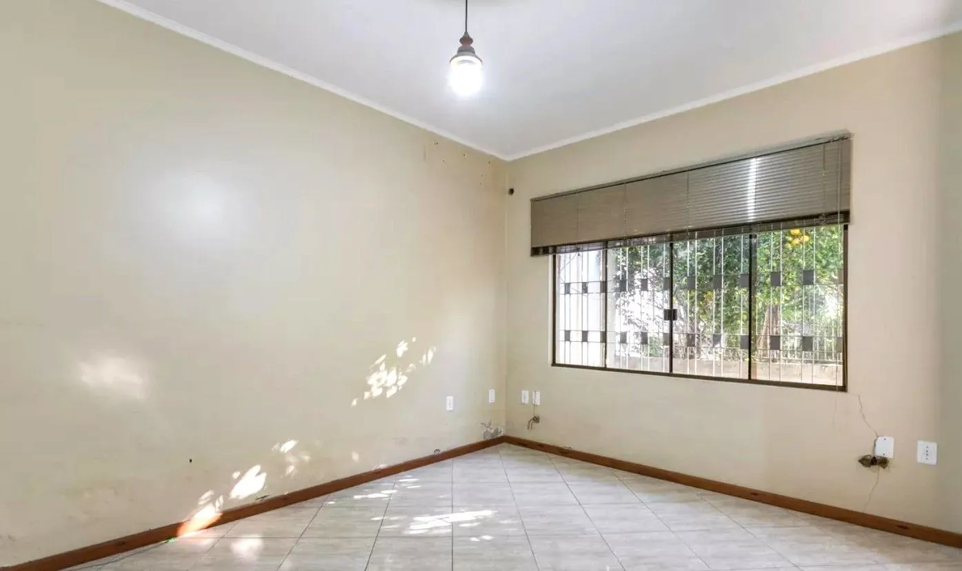 Imagem Casa no bairro Jardim Sabará de 4 dormitórios e 3 vagas DESOCUPADA