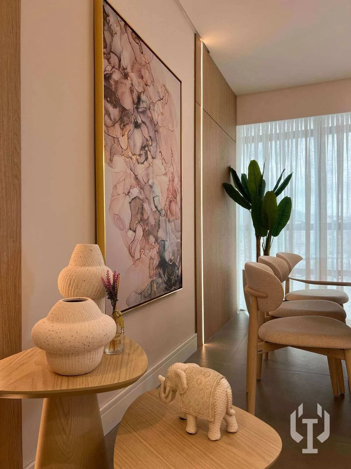 Imagem Showroom mobiliado e decorado com 3 suítes na Meia Praia