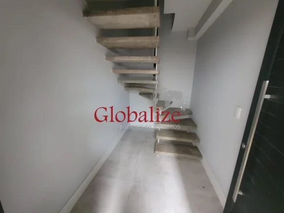 Imagem TRIPLEX COM 02 DORMITÍRIOS SENDO 02 SUÍTES, R$750.000,00, DENTRO DE UM VILLAGIO BEM FAMILIAR, ÓTIMA LOCALIZAÇÃO, AMPLA SALA E POSSUI UM SOLÁRIO