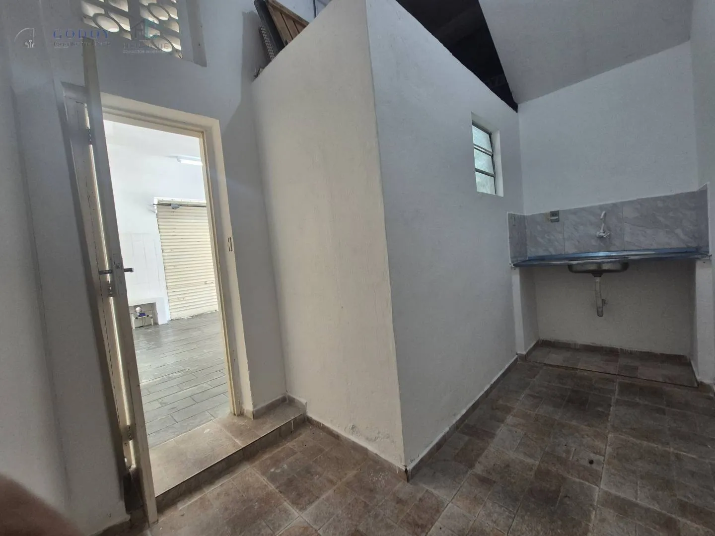 Imagem Ponto Comercial com Salão Amplo e 3 Portas de Esquina com 96,59 m²